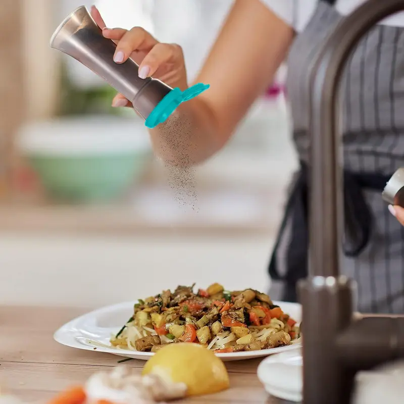 🧂 Set of 2 Large Plastic Shakers for Salt and Pepper